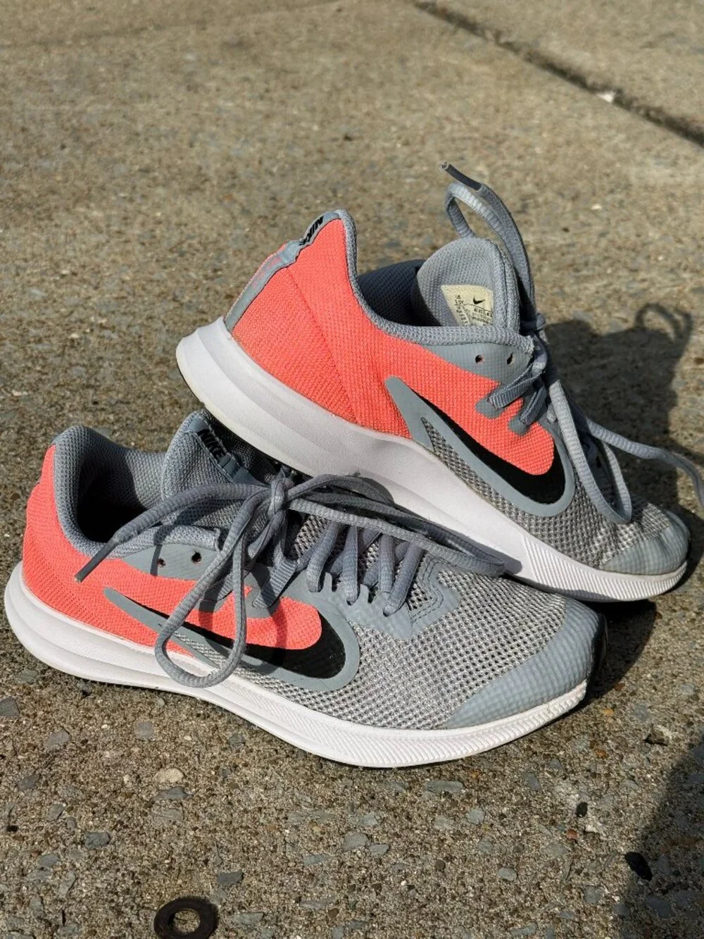 Nike Downshifter 9 Girls 3.5Y Gray Coral Sneakers Sporty Y2K Athleisure Gym 4109